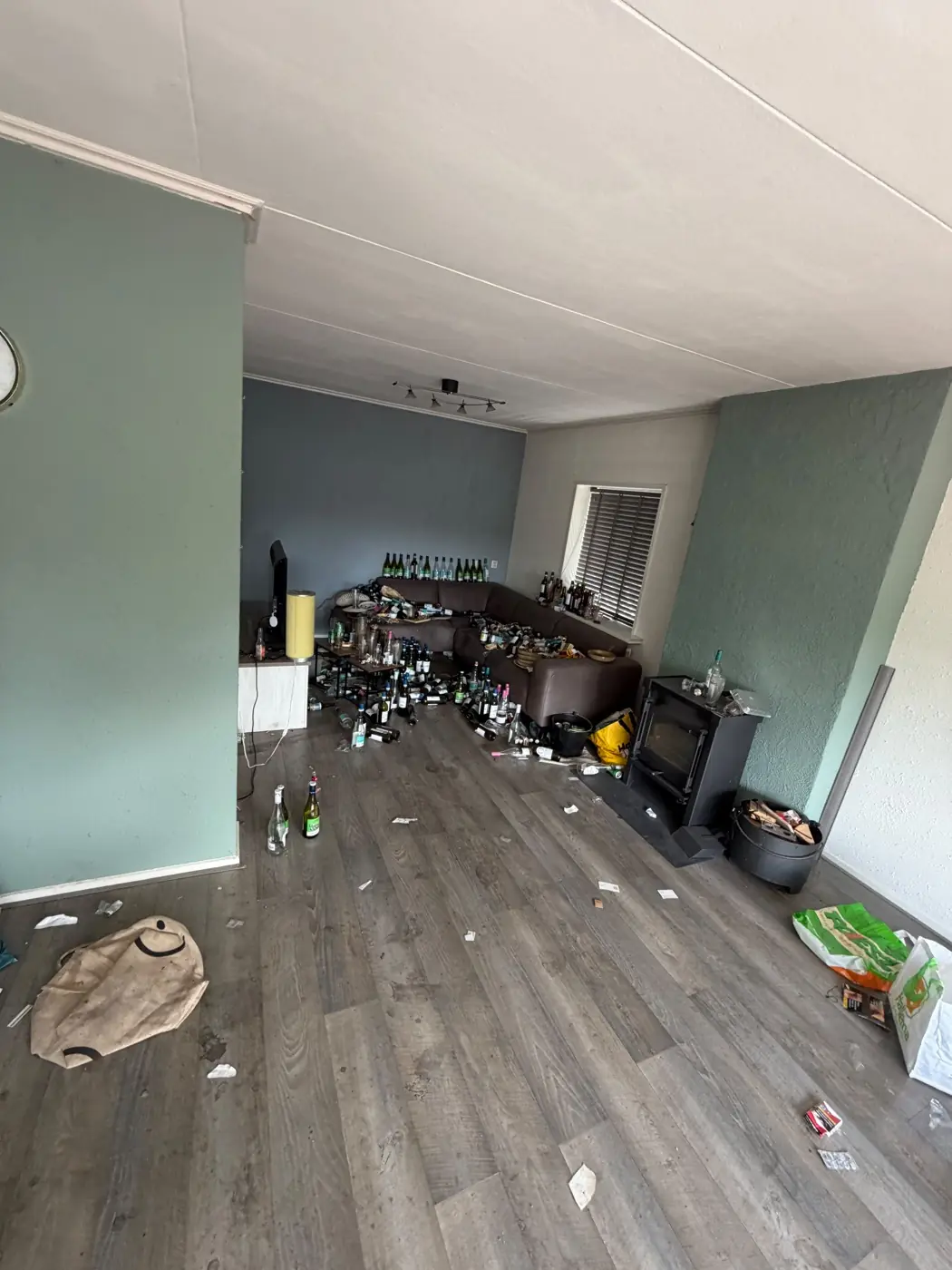 Voor: woonkamer met extreme vervuiling