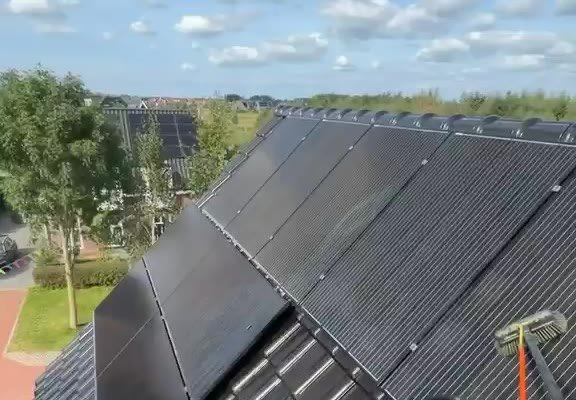 Zonnepanelen reinigen op het dak, eigen werk